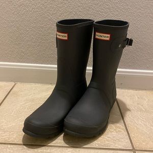Dark matte gray shirt rain boots. EUC